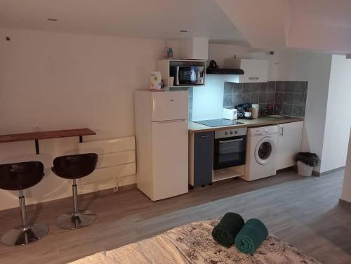 кухня, Cosy Studio proche de Paris et des aéroport d'Orly et Charle de Degaules (Cosy Studio proche de Paris et des aeroport d'Orly et Charle de Degaules) in Антоні