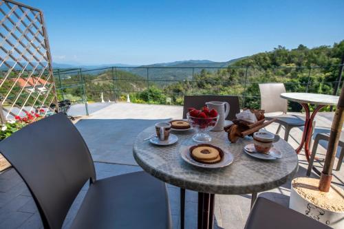 View, Residence The Cherry House - Appartamenti con piscina in Carro (La Spezia)