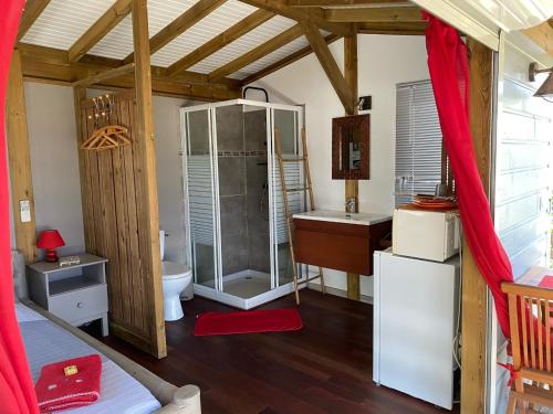 Les pieds dans l'eau face au lagon - Le Bel Instant Les pieds dans l'eau face au lagon - Le Bel Instant