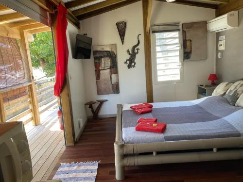 Les pieds dans l'eau face au lagon - Le Bel Instant Les pieds dans l'eau face au lagon - Le Bel Instant