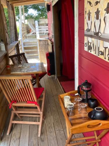 Les pieds dans l'eau face au lagon - Le Bel Instant Les pieds dans l'eau face au lagon - Le Bel Instant