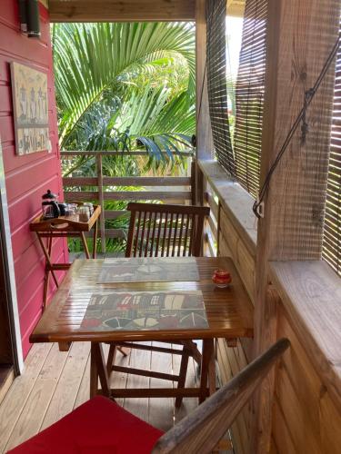 Les pieds dans l'eau face au lagon - Le Bel Instant Les pieds dans l'eau face au lagon - Le Bel Instant