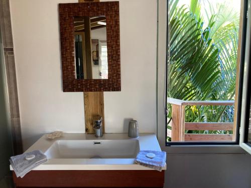 Les pieds dans l'eau face au lagon - Le Bel Instant Les pieds dans l'eau face au lagon - Le Bel Instant