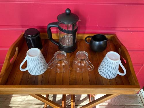 Les pieds dans l'eau face au lagon - Le Bel Instant Les pieds dans l'eau face au lagon - Le Bel Instant