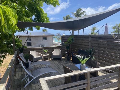 Les pieds dans l'eau face au lagon - Le Bel Instant Les pieds dans l'eau face au lagon - Le Bel Instant