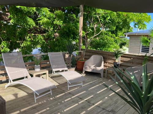 Les pieds dans l'eau face au lagon - Le Bel Instant Les pieds dans l'eau face au lagon - Le Bel Instant