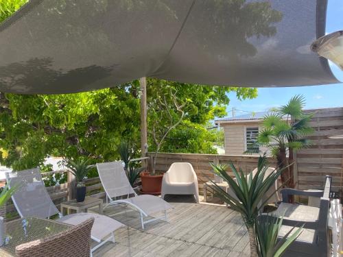 Les pieds dans l'eau face au lagon - Le Bel Instant Les pieds dans l'eau face au lagon - Le Bel Instant