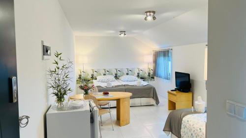 3 twin beds