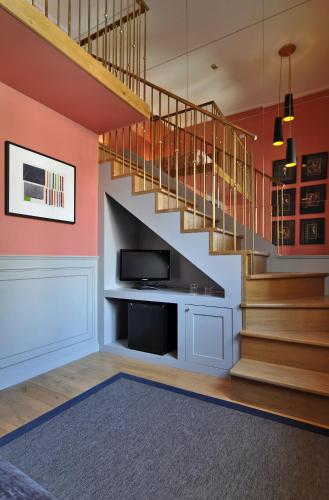 Family Room image 8