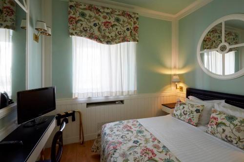Standard Double Room image 6