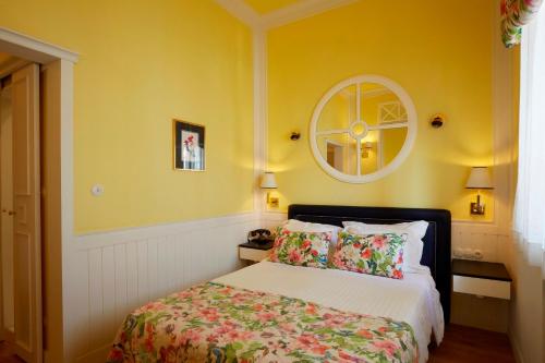 Standard Double Room image 7