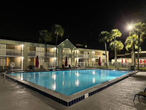 Newly renovated room in cozy hotel near Disney 2