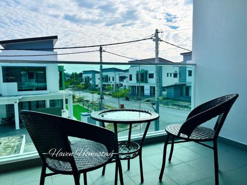 Altan/terrasse, Hus i Pangkor Island på 100 m². Soveværelser: 4. Private badeværelser: 4. (Haven Homestay晶晶屋 (Brand New Homestay!)) near Tortoise Hill