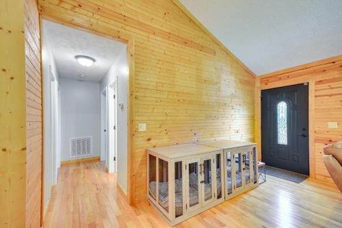 Mtn View and Fire Pit Pet-Friendly Woodlawn Cabin! in Woodlawn, USA