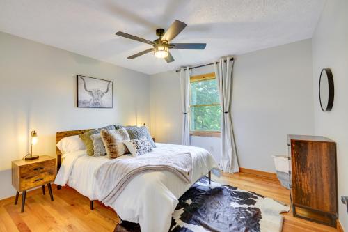 Mtn View and Fire Pit Pet-Friendly Woodlawn Cabin! in Woodlawn, USA