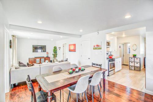 Modern 2-Bedroom Haven in the Heart of LA- HUD-VP in Los Angeles, USA