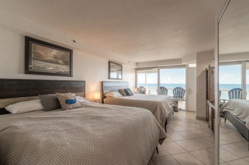 Direct Oceanfront Condo, Daytona Beach, sleeps 6 - with pool, Daytona Beach