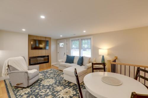 Beautiful 3 BR Home with Workspace 20 Min to Boston in 貝德福德