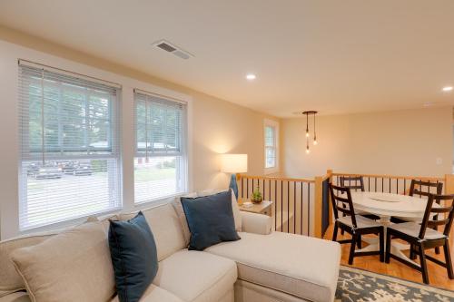 Beautiful 3 BR Home with Workspace 20 Min to Boston in Bedford, USA