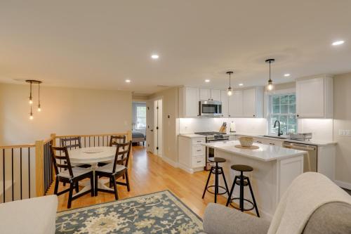 Beautiful 3 BR Home with Workspace 20 Min to Boston in 貝德福德