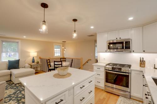 Beautiful 3 BR Home with Workspace 20 Min to Boston in 貝德福德