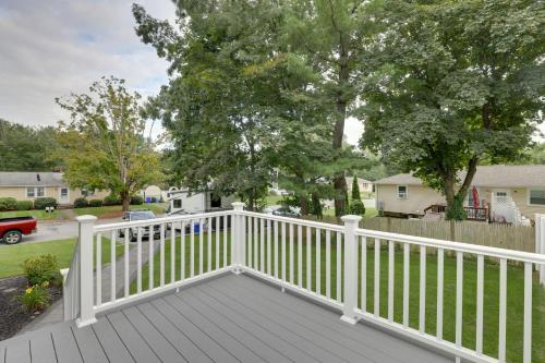 Beautiful 3 BR Home with Workspace 20 Min to Boston in 貝德福德