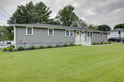 Beautiful 3 BR Home with Workspace 20 Min to Boston in 貝德福德