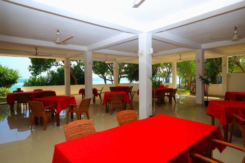 Pub/Lounge, Paradise Beach Resort in Mirissa