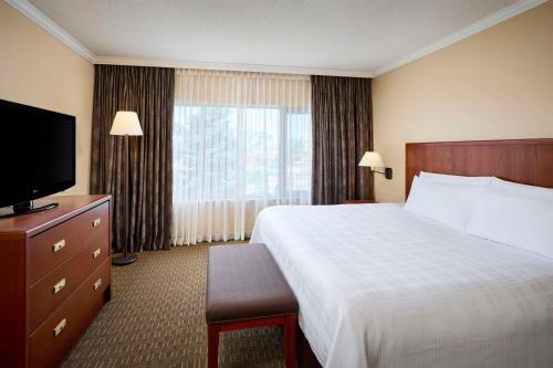 One-Bedroom King Suite with Sofa Bed and Balcony - Atrium View