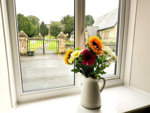 Cosy Country Escape | Fireplace & Views | Leeds & York, Leeds (photo 4)