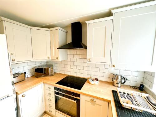 Cosy Country Escape | Fireplace & Views | Leeds & York, Leeds (photo 11)