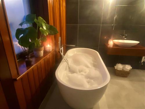 Baño, Dillon School House - Luxury in the countryside in Strokestown