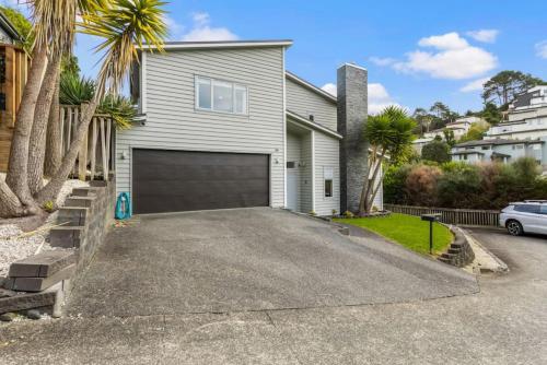 Contemporary Browns Bay Haven with Fabulous Patio