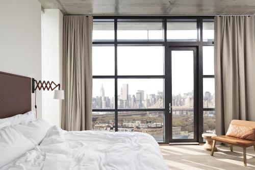 King Room with Manhattan View Balcony