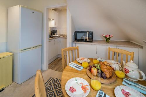 3 Bed apartment Central Cowes, free parking and ferry voucher in Cowes Medina