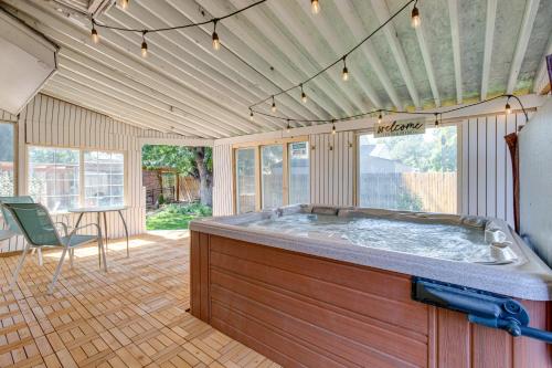 Spacious Aurora Retreat W/ Game Room + Hot Tub! - Denver, CO