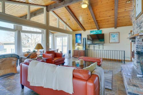 Jordan Home with Boat House and Dock on Cedar Lake - image 2