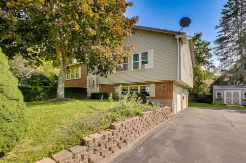 Extended Stays Welcome Waterville Retreat with Yard in วอเตอร์วิลล์ (ME)