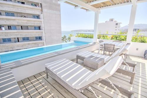 Casa Las Palmas - Condos by the Beach with Rooftop Pool