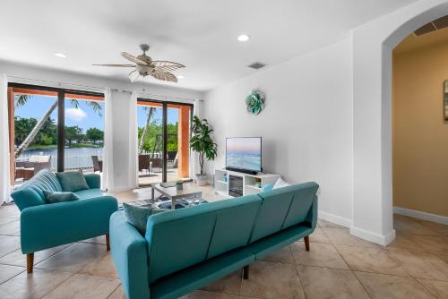 Miami Villa Lake View Retreat in Tamiami, USA