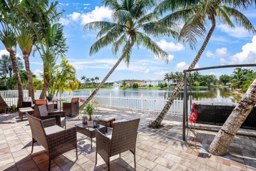 Miami Villa Lake View Retreat in Tamiami, USA