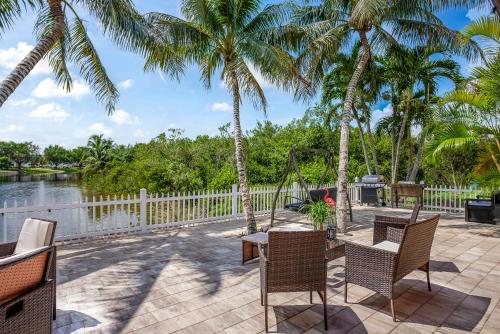 Miami Villa Lake View Retreat in Tamiami, USA