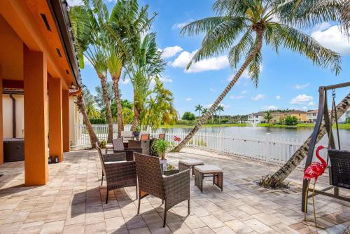 Miami Villa Lake View Retreat in Tamiami, USA