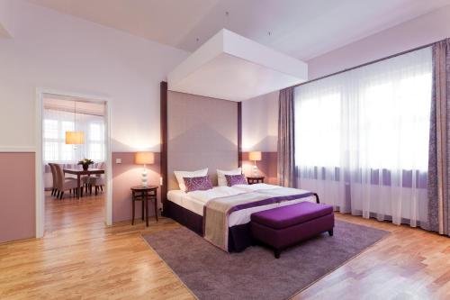 One-Bedroom Suite with Sofa Bed image 7