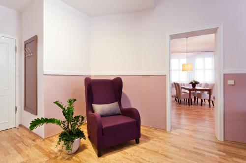 One-Bedroom Suite with Sofa Bed image 3