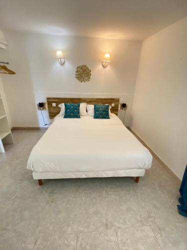 1 queen bed, 1 double bed, 1 sofa bed