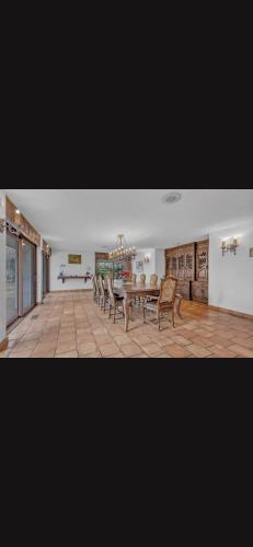 Resort type home in Old Brookvile !!! in Glen Head, USA