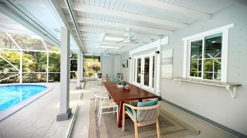 Luxury Jupiter Farm Getaway Pool, BBQ, Game Shed in Jupiter, USA