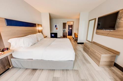 One-Bedroom King Suite with Spa Bath