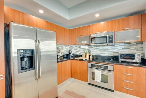Luxe Resort Condo - 2 Mi to Daytona Beach! in Holly Hill, USA